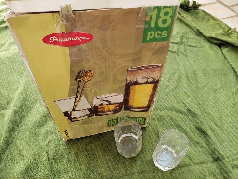 Conjunto de 18 Copos NOVOS, ainda na caixa