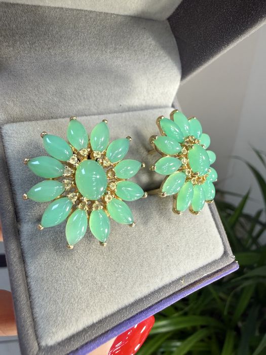 Золотые серьги с нефритом