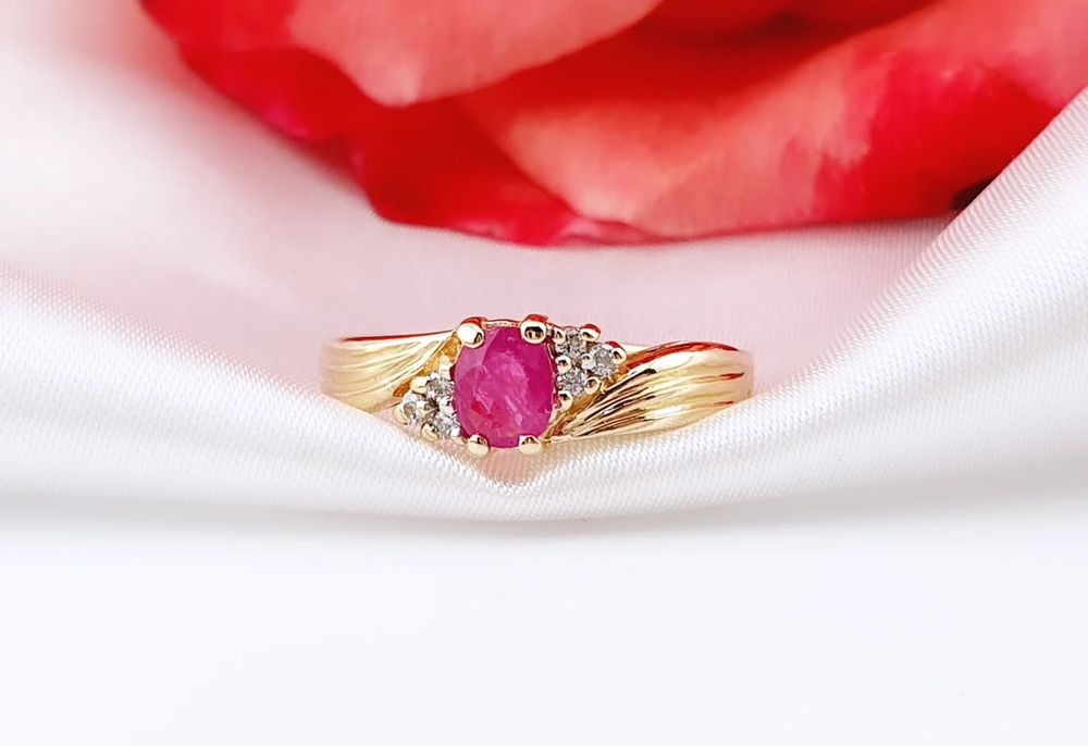 Złoty pierścionek pr. 585 z rubinem i diamentami