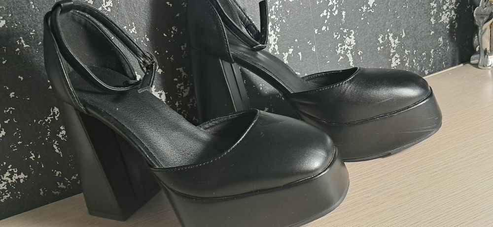Elegancie buty na obcasie