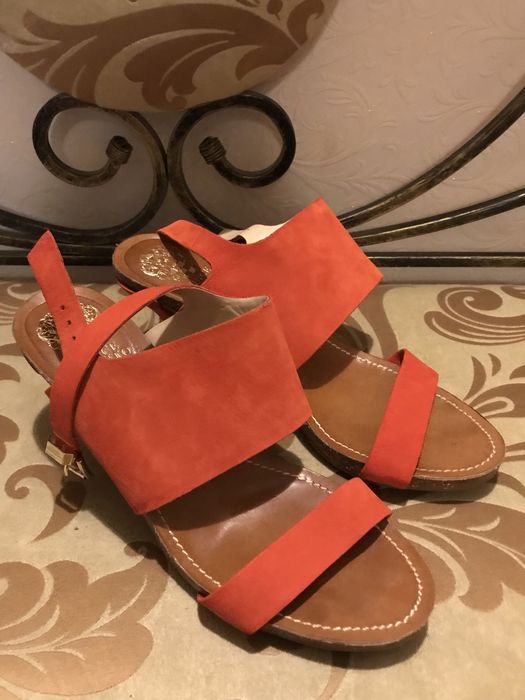 Брендовые босоножки Vince Camuto натуральная замша кораллового цвета