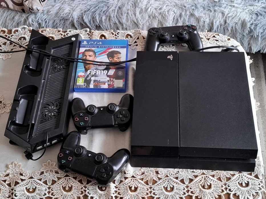 Play Station 4 + pady