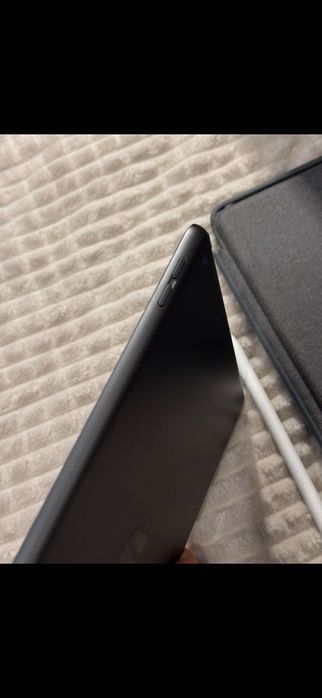 iPad 256gb 10.2’ + klawiatura Logitech Combo Touch + Apple Pencil