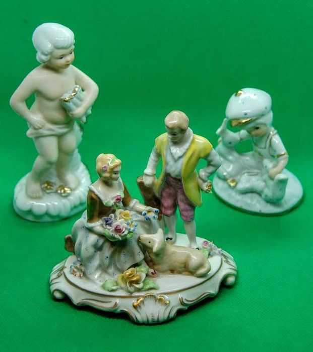 Estatueta antiga de menino em porcelana