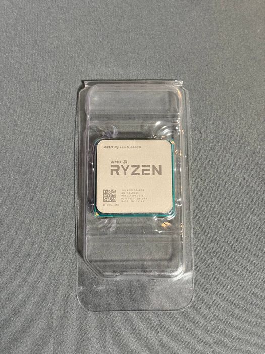AMD Ryzen 5 2400G (4 ядра / 8 потоків, з вбудованою графікою Vega 11)