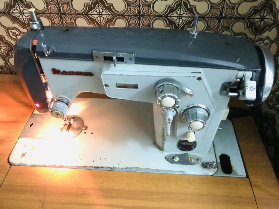 Maquina de costura Novum com adaptador eletrico
