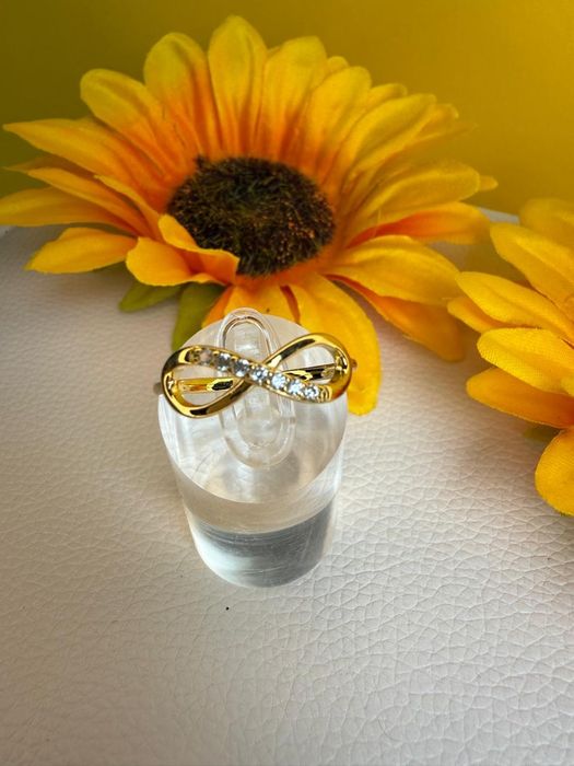Anel infinito,  folheado a ouro com zirconia semijoias de qualidade