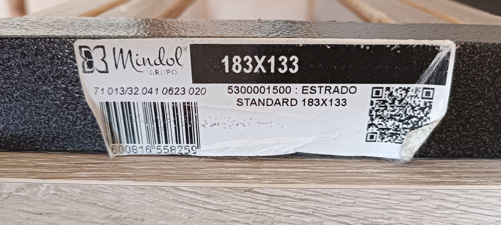 Cama com estrado e colchão 183x133cm