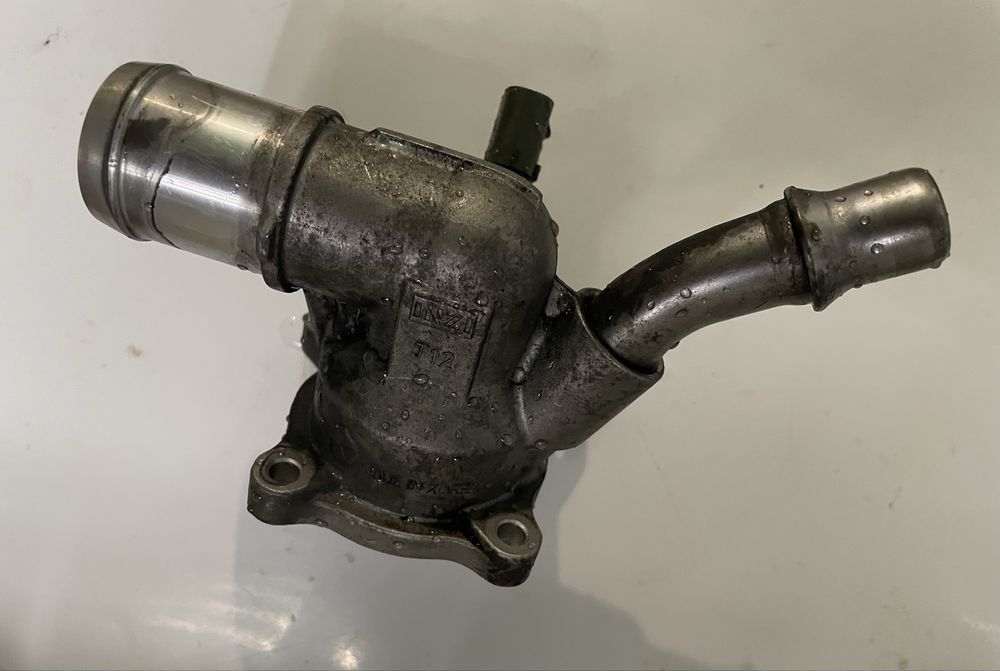 Корпус термостата до Jeep Cherokee 2,4 бензин 2019р Оригінал