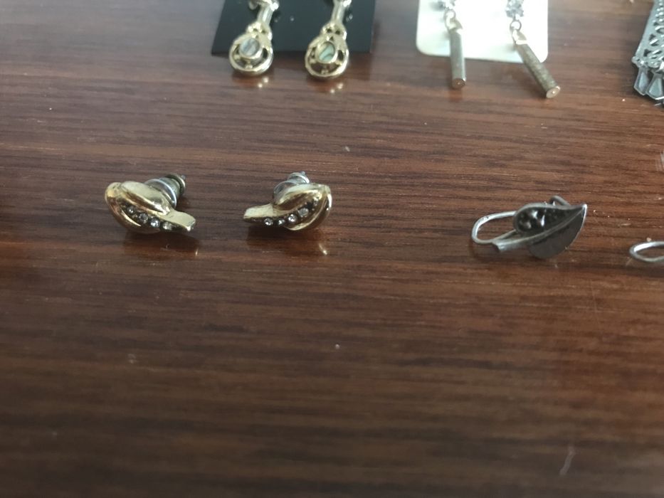 Kolczyki i klipsy - metal. Za całość 30 zł.
