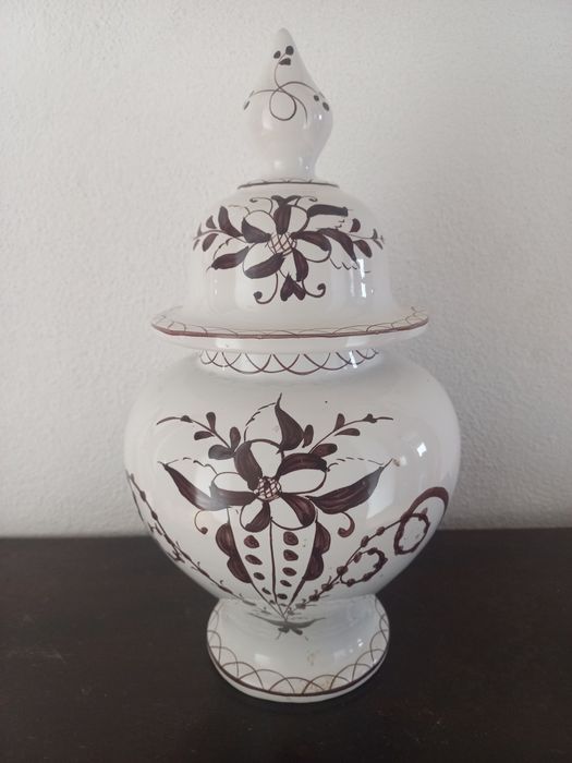 Peça decorativa em  cerâmica vidrada. Pote com tampa