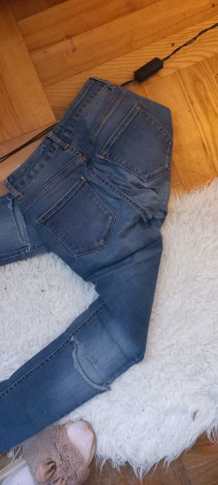 Spodnie z rozdarciami