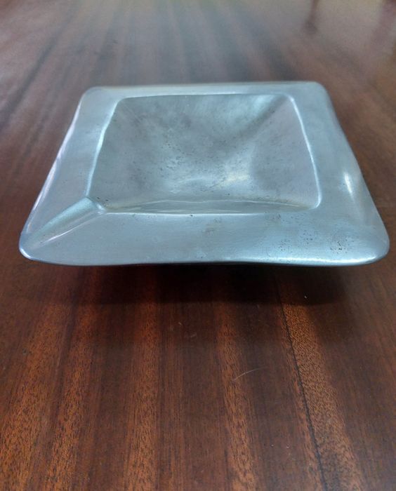 Cinzeiro de metal