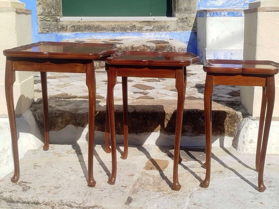 Conjunto de 3 Mesas de Encaixe "Mesa Mãe" Moveis Antigos em Mogno Polido