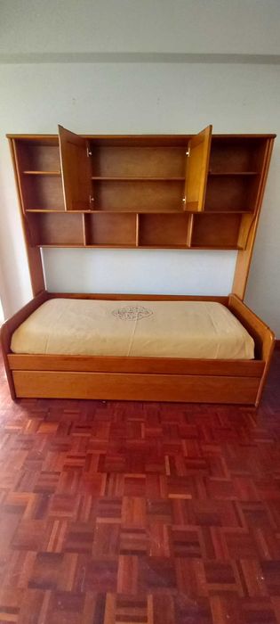 Conjunto de mobília de quarto modelo Tavora em madeira pinho mel