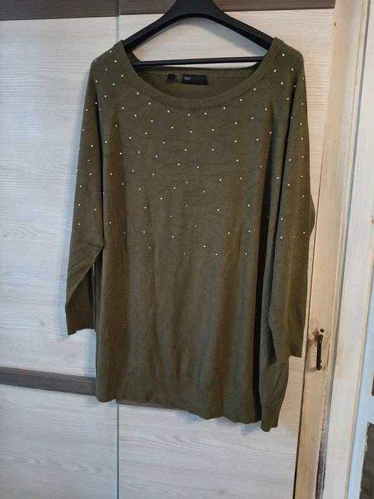 Sweterek w kolorze khaki ze srebrnymi cekinami bonprix bpc w rozmiarze 54