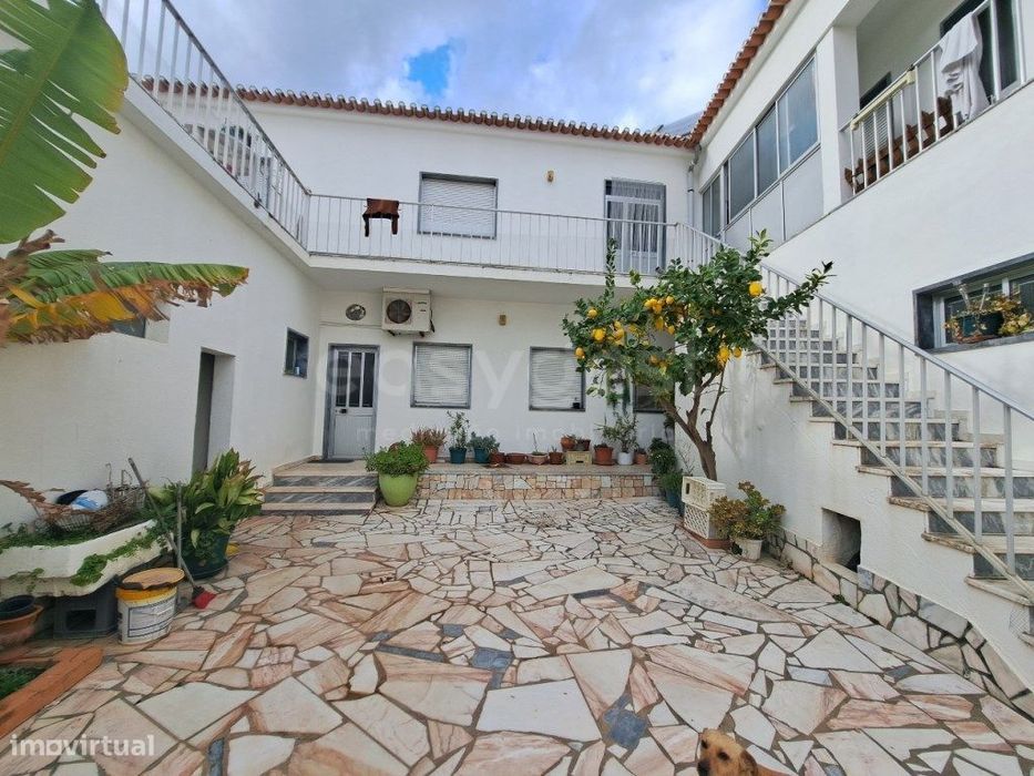 Moradia com Comércio e Habitação no Centro de Entradas - Castro Verde