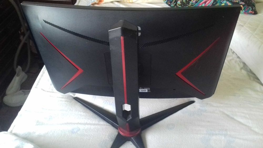 AOC 24-inch monitor, functional but with cracked screen as shown in photos64729494496769123