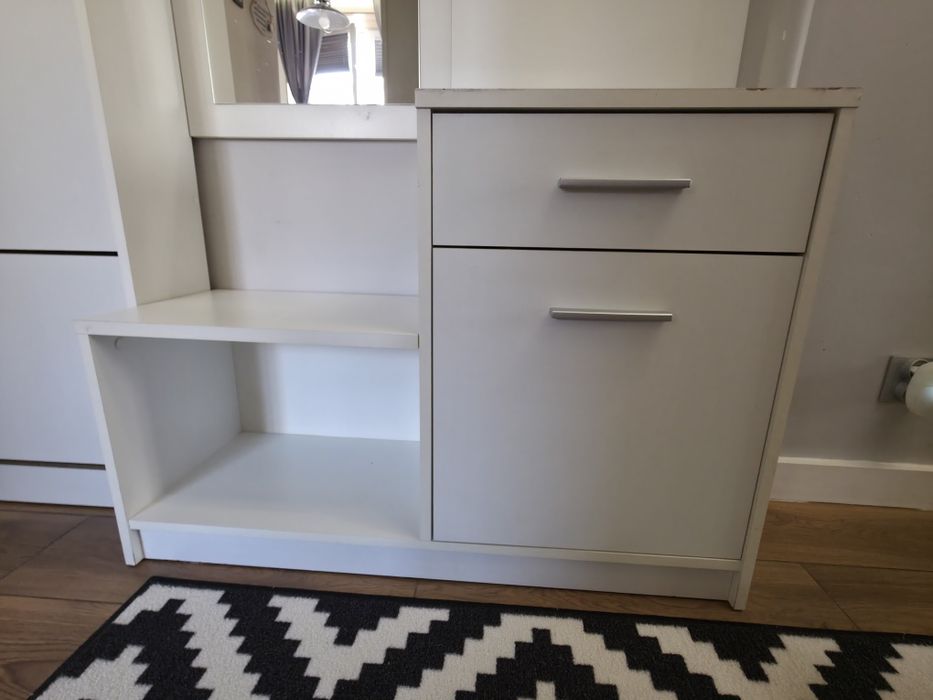 Garderoby do przedpokoju z lustrem