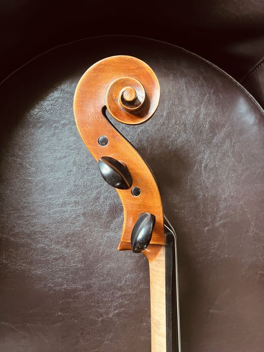 Violoncelo construido à mão.