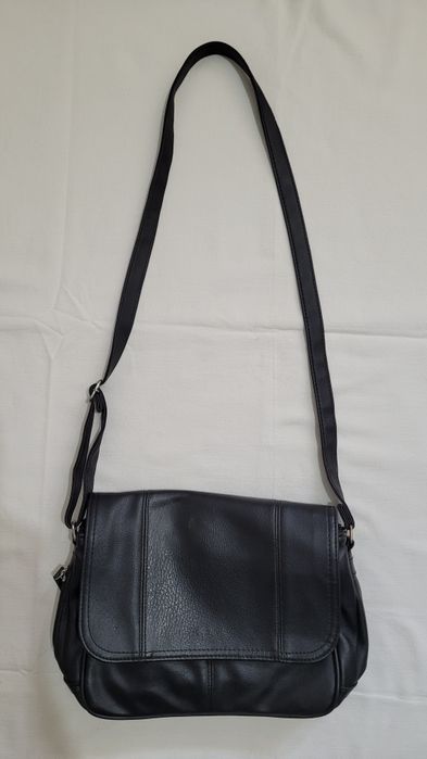 Czarna torebka z klapką listonoszka pojemna dużo kieszeni crossbody