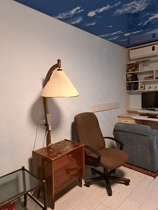 Частина будинку біля зупинки можна з котом