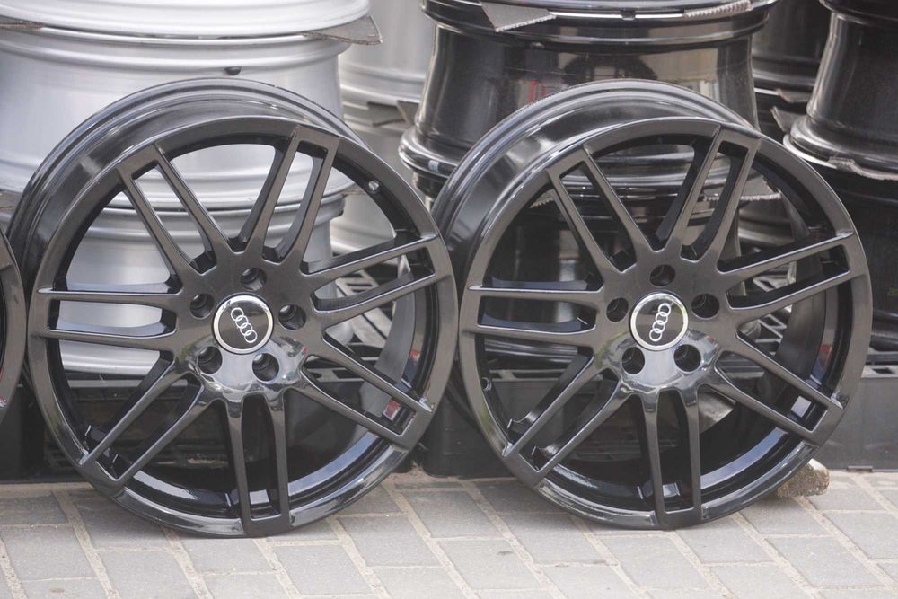 Alufelgi do Audi wzor RS4 5x112 8Jx18 et35 cb57,1mm w czarnym lakierze, nowe dekielki
