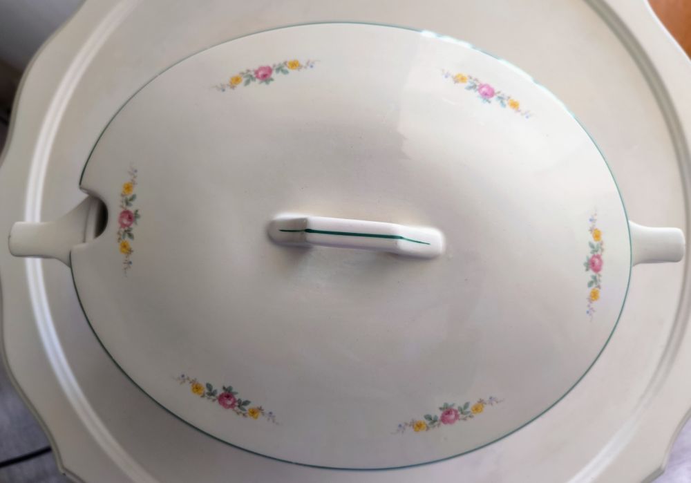 Terrina antiga em porcelana portuguesa