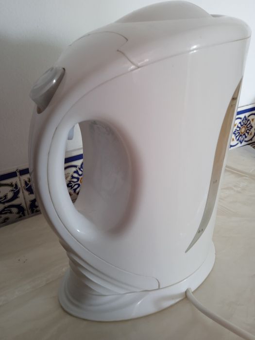 Jarro chaleira eléctrica 2€