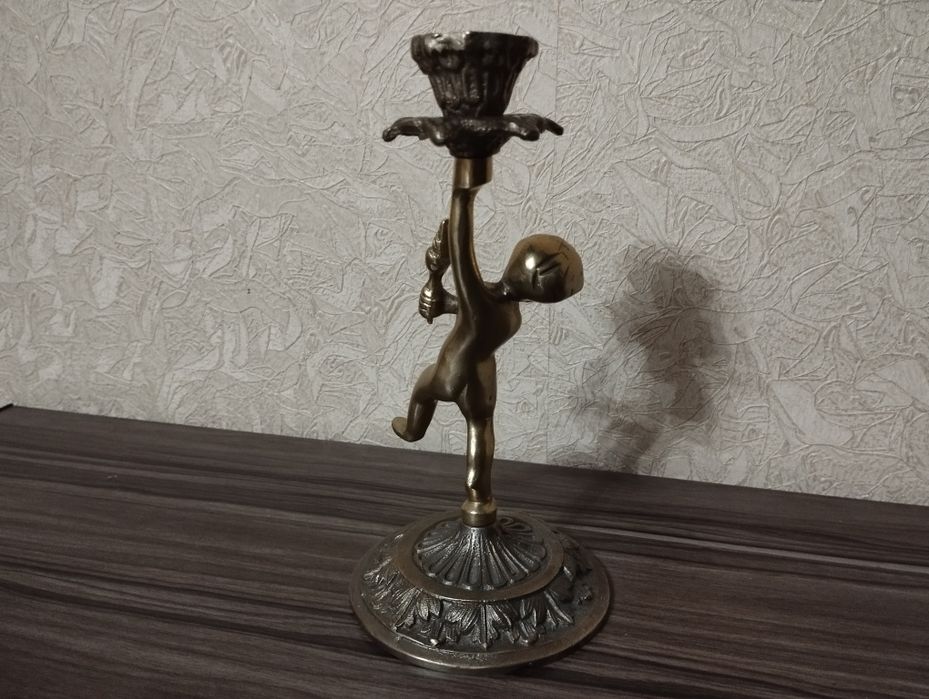 Продам бронзовый подсвечник.