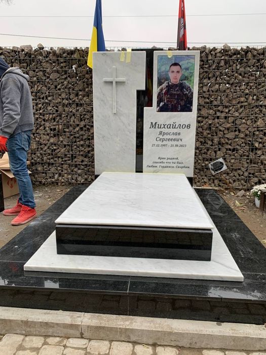 Пам’ятник або комплекс з граніту або мармуру в Києві та області.