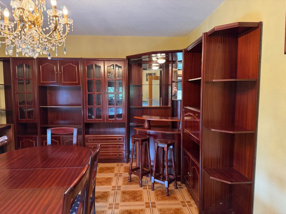 Mobília de sala de jantar completa