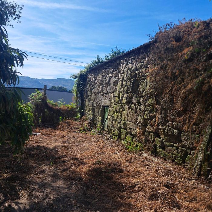 Vende-se Quinta com área urbana no centro de Fataunços, concelho de Vouzela