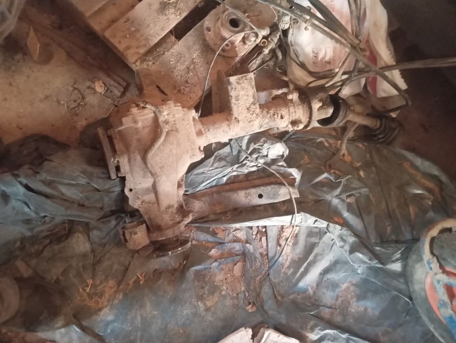 Передній міст Нісан Навара 2005 р