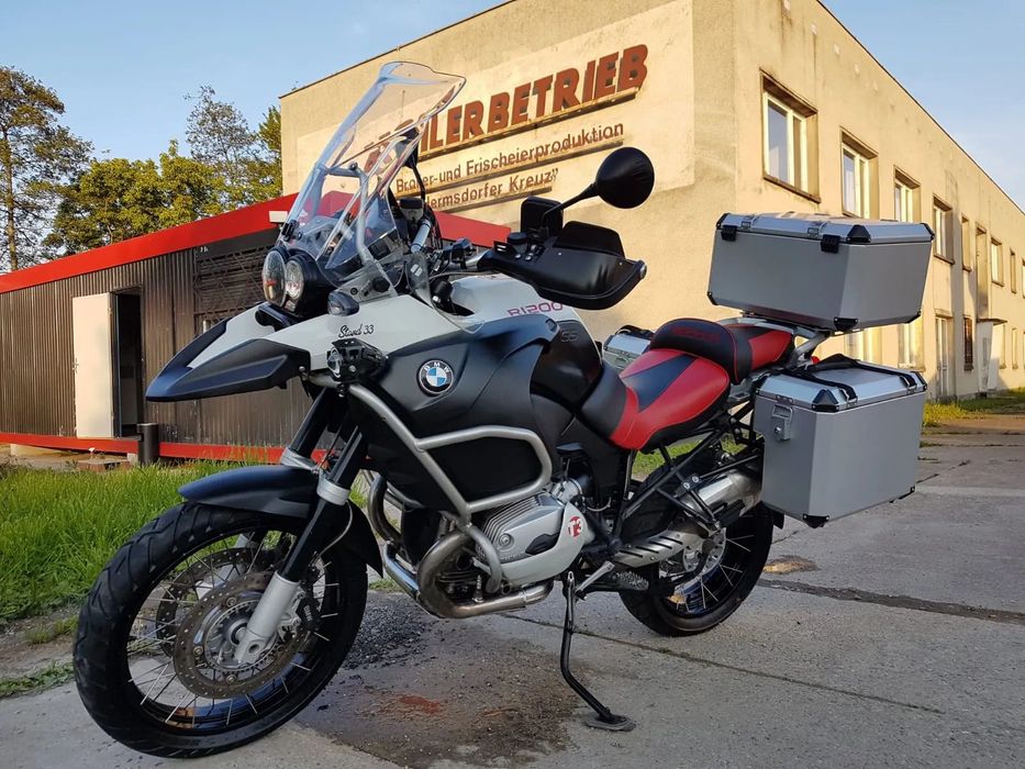 BMW R1250 GS Adventure BMW R1200 GS Adventure obnizony na siedzeniu.