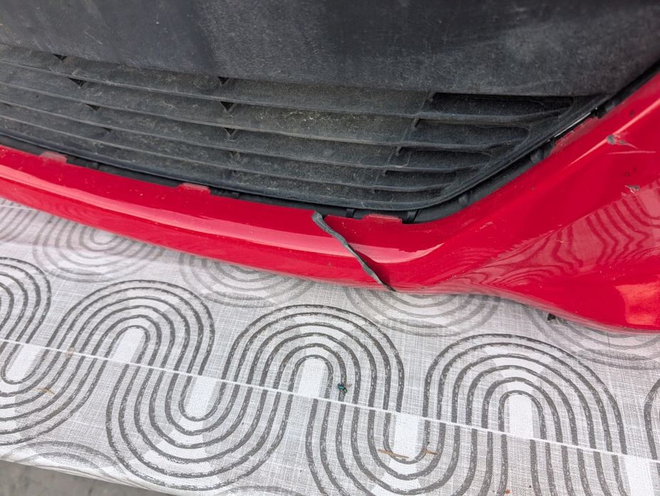 Zderzak Yaris Toyota 2013 przód czerwony