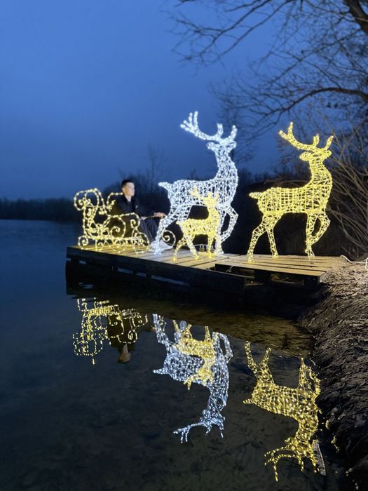 Олені, сніговики, сани, кулі, подарунки, коні. Виробник. Розпродаж