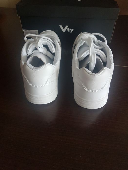 Sprzedam buty  białe sneakery