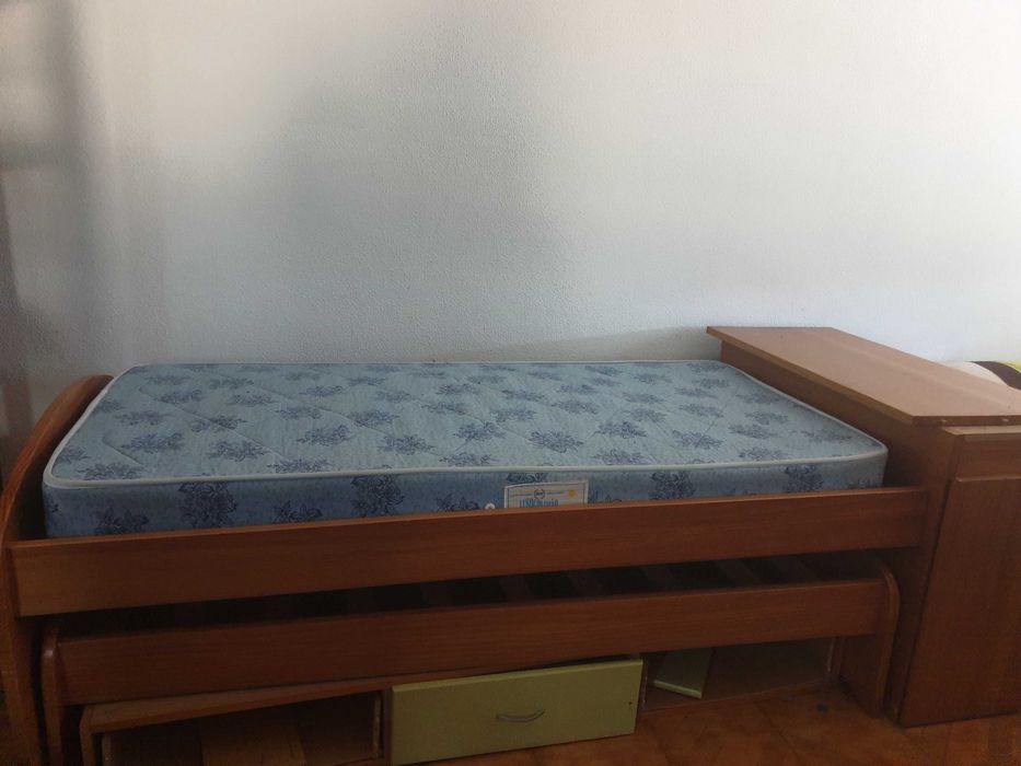 Cama dupla com secretária