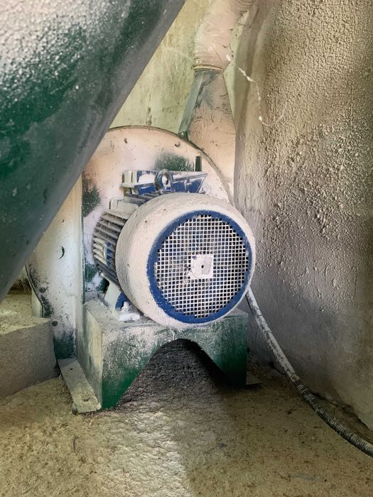 Продам  комбікормовий завод об'єм 2200 кг