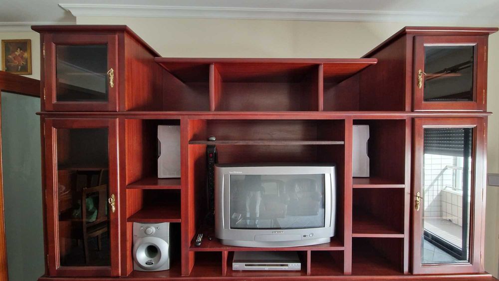 Televisão Samsung e colunas.