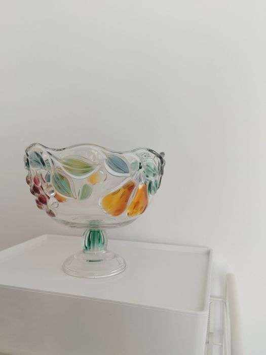 Taça de vidro trabalhado com pé (fruteira decorativa)