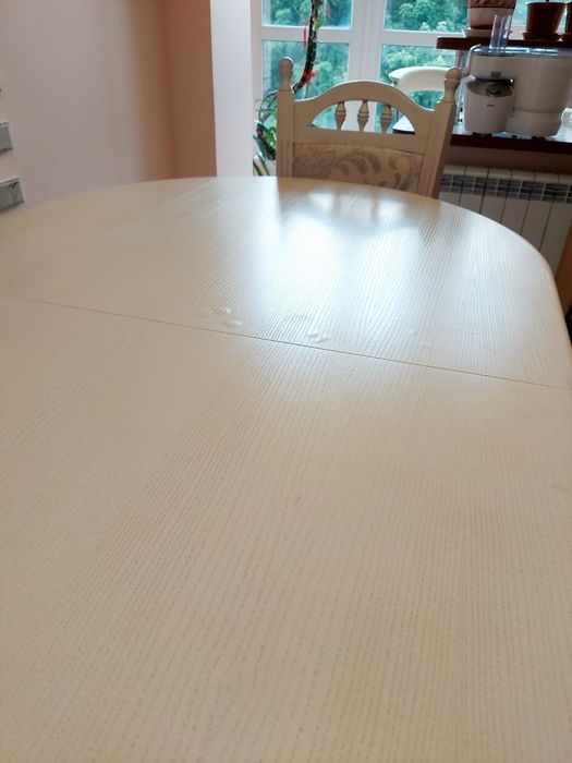 Стіл білий в гарному стані. В комплекті 4 стільці