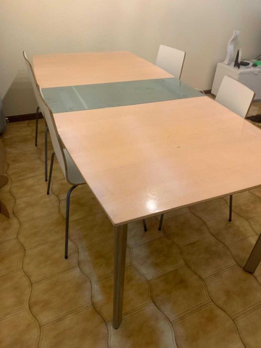 mesa, com 4 cadeiras