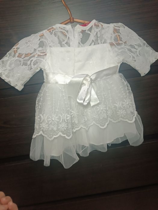 Дитяча сукня білого кольору