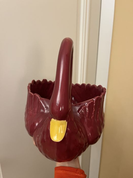 Piękny bordowy czerwony łabędź ozdoba misa donica