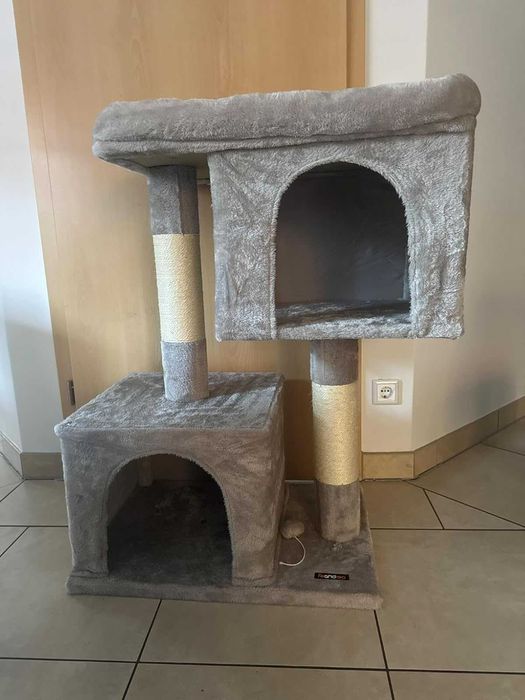 Kompaktowy drapak szary niski z legowiskiem domkiem platformą dla kota