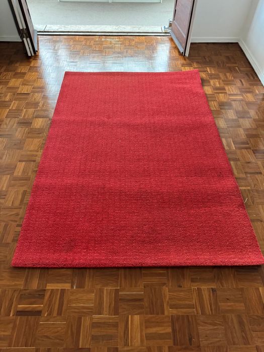 Tapete encarnado 133x195 cms IKEA. Bom estado