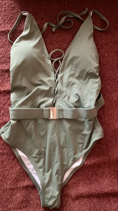 Суцільний жіночий купальник зі шнурівкою та ефектним декольте