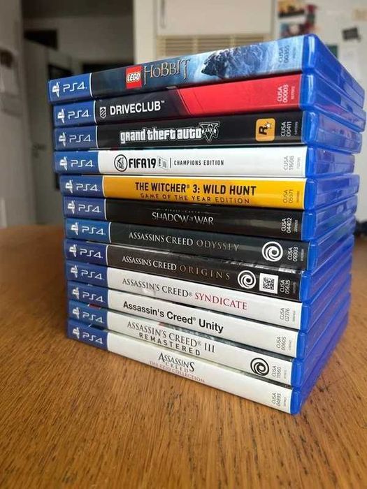 PlayStation 4 Slim (1TB) + 14 Jogos (Ótimo Estado)